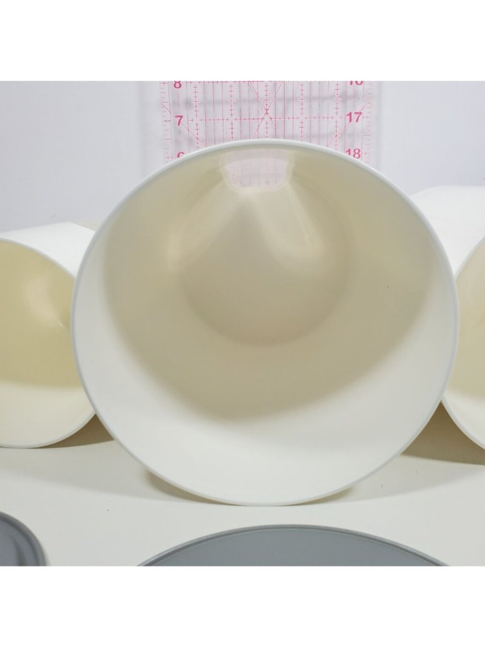 Tupperware White Canisters Gray One Touch Seals Missing Middle Lid - Picture 9 of 10